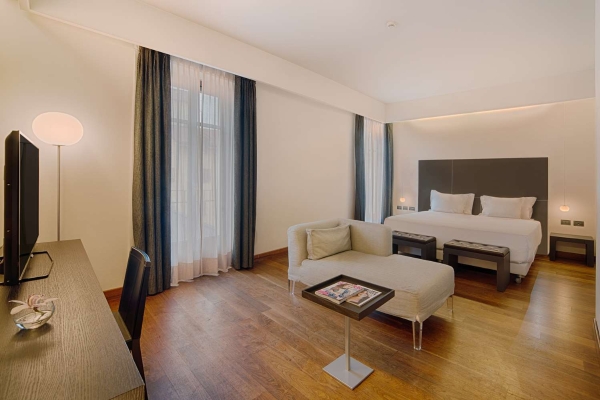 Hotel NH Santo Stefano (Turin)